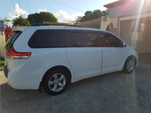 TOYOTA "SIENNA" 2014 LE PLUS COMO NUEVA